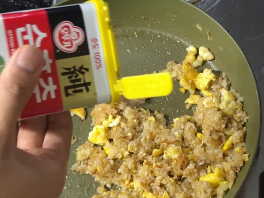 コショウを入れる様子