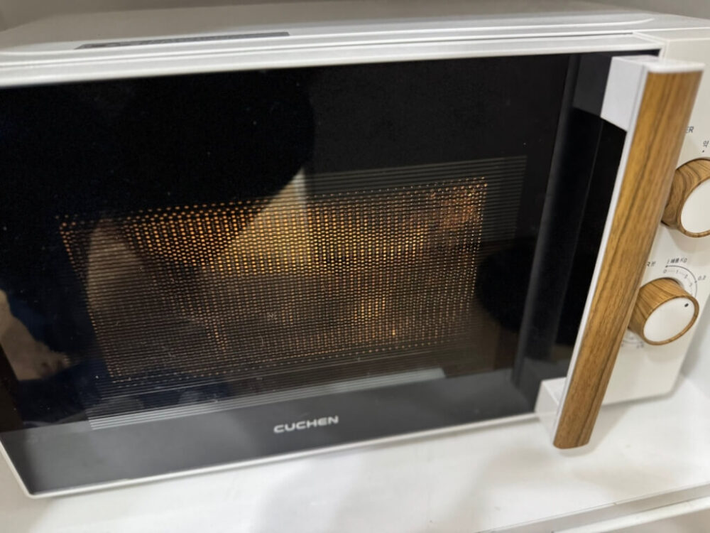 電子レンジで調理する様子