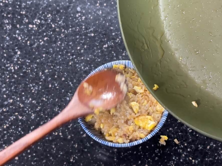 丼にチャーハンを盛り付ける様子