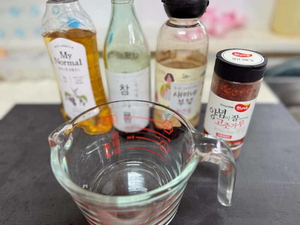 タレの材料とボールの準備の様子