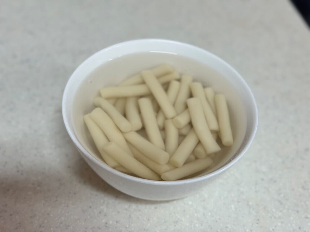 Remojar en agua las tortas de trigo para tteokbokki