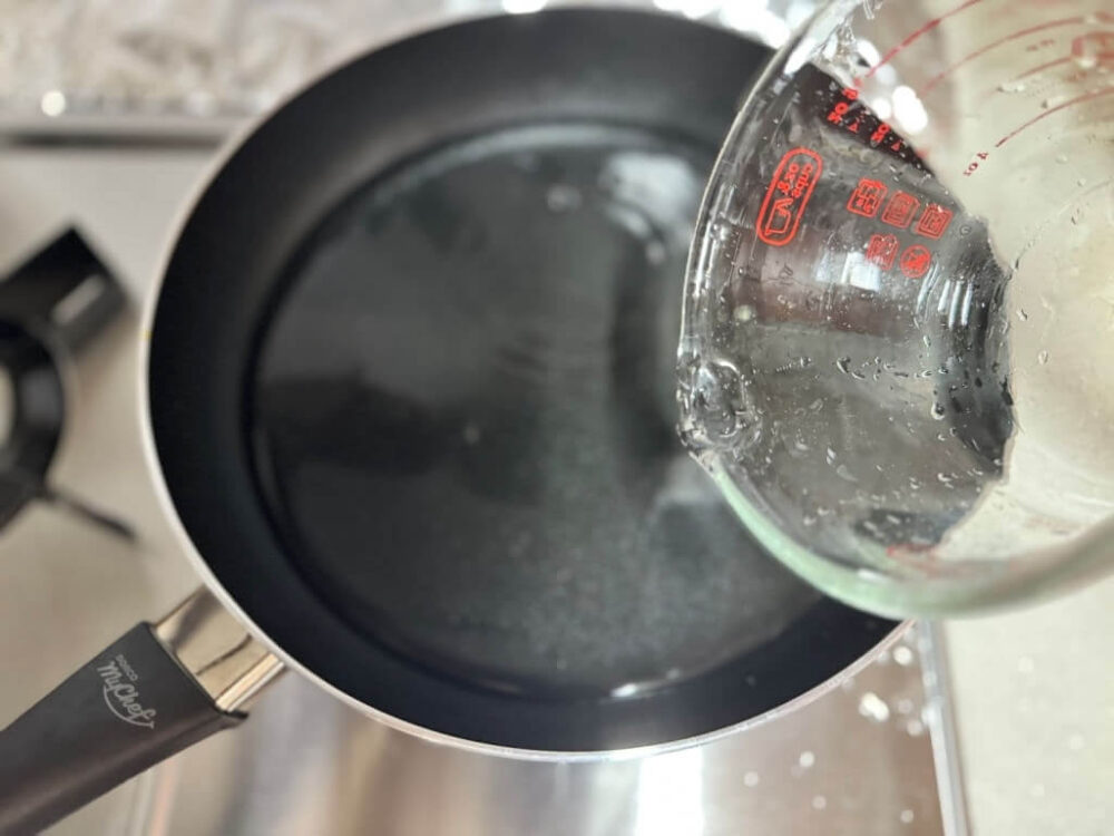 フライパンに水を入れる様子