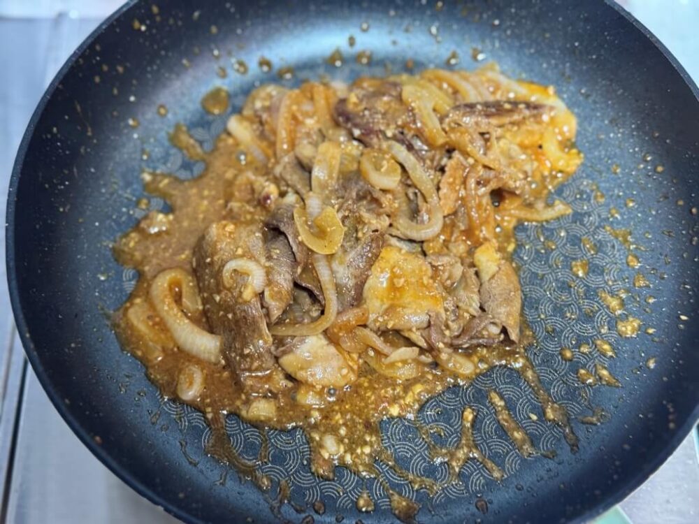 フライパンの調味料を煮込んだ様子