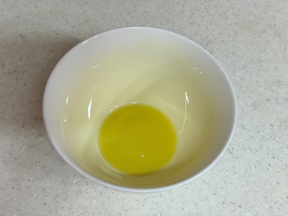 Un bol untado con aceite de oliva