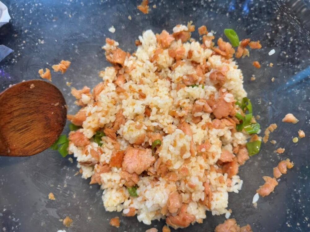 お米とスパムツケソウを混ぜた様子
