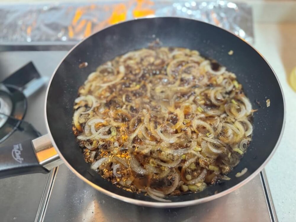 醤油を煮込む様子