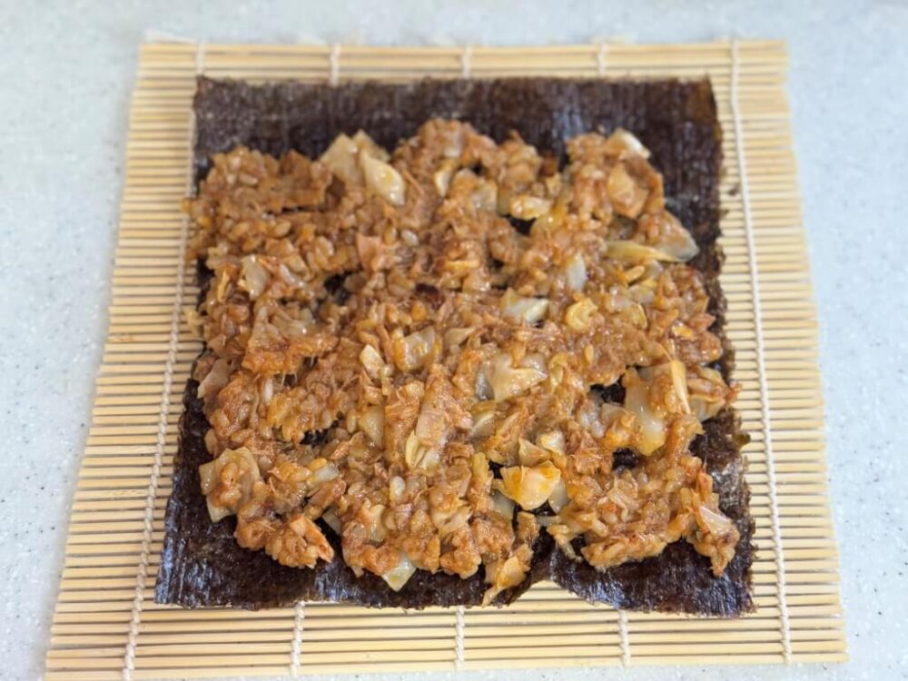 海苔の上に海苔とキャベツ炒めが乗っている様子。