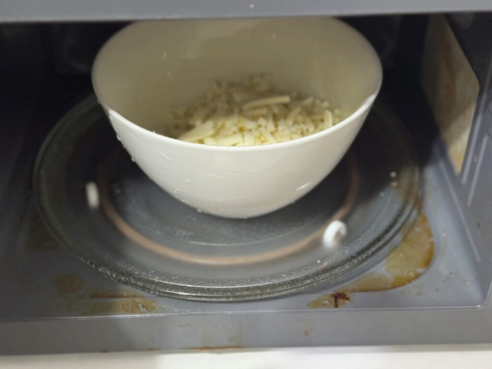 Un bol con queso en el microondas