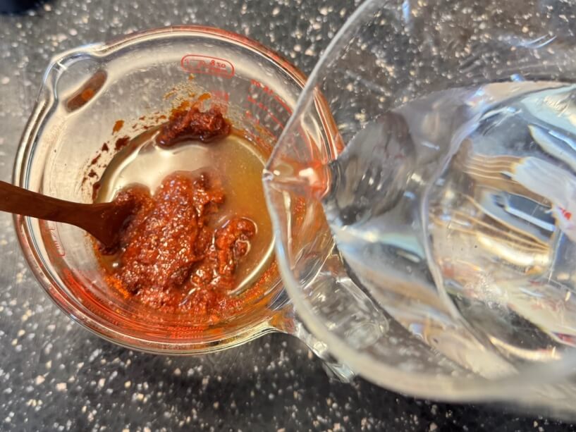 マリネに水を入れる様子