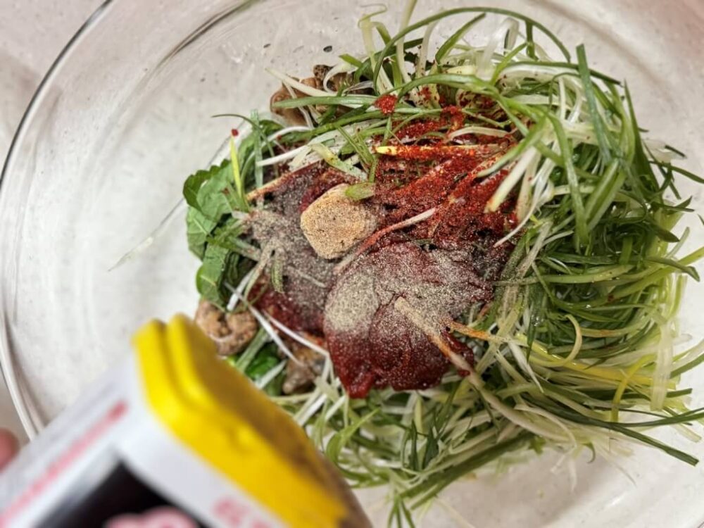 コショウをまぶす様子 