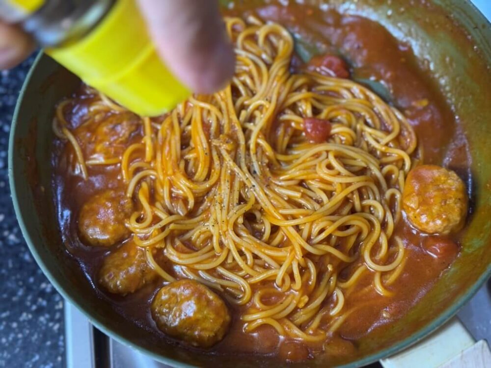 コショウを入れる様子