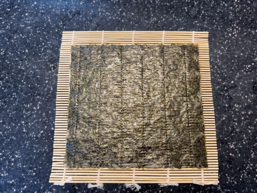 キムパプの足の上にキムパプ用の海苔を入れた様子