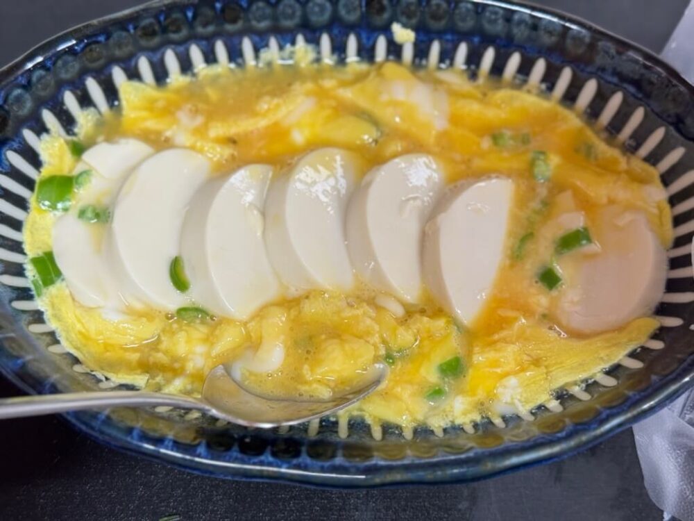 半熟の卵液をかき混ぜる様子