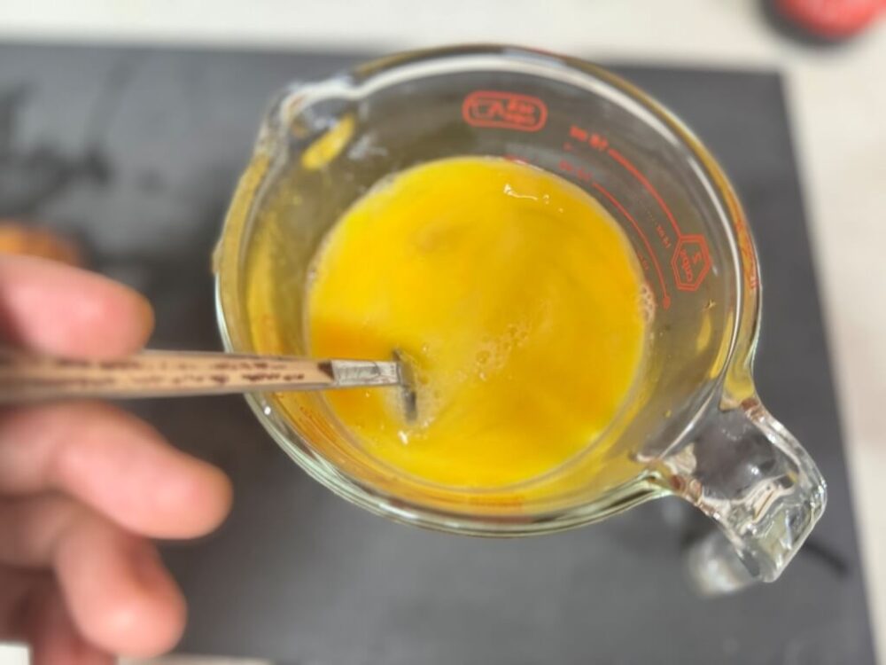 卵液をフォークでかき混ぜる様子