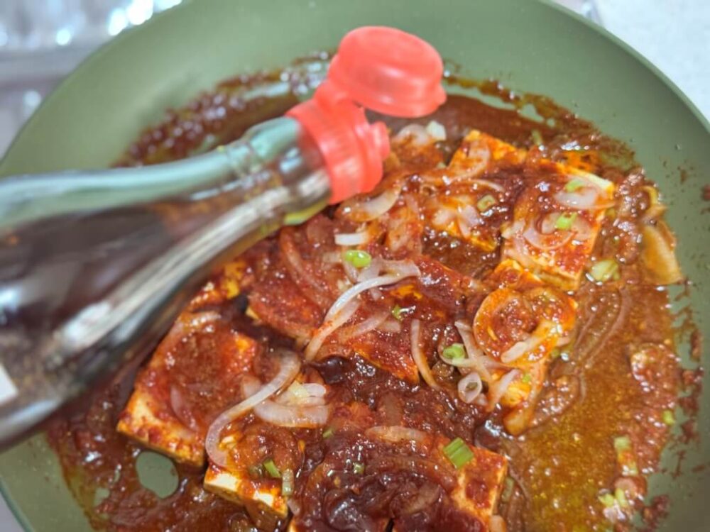 ごま油を入れる様子
