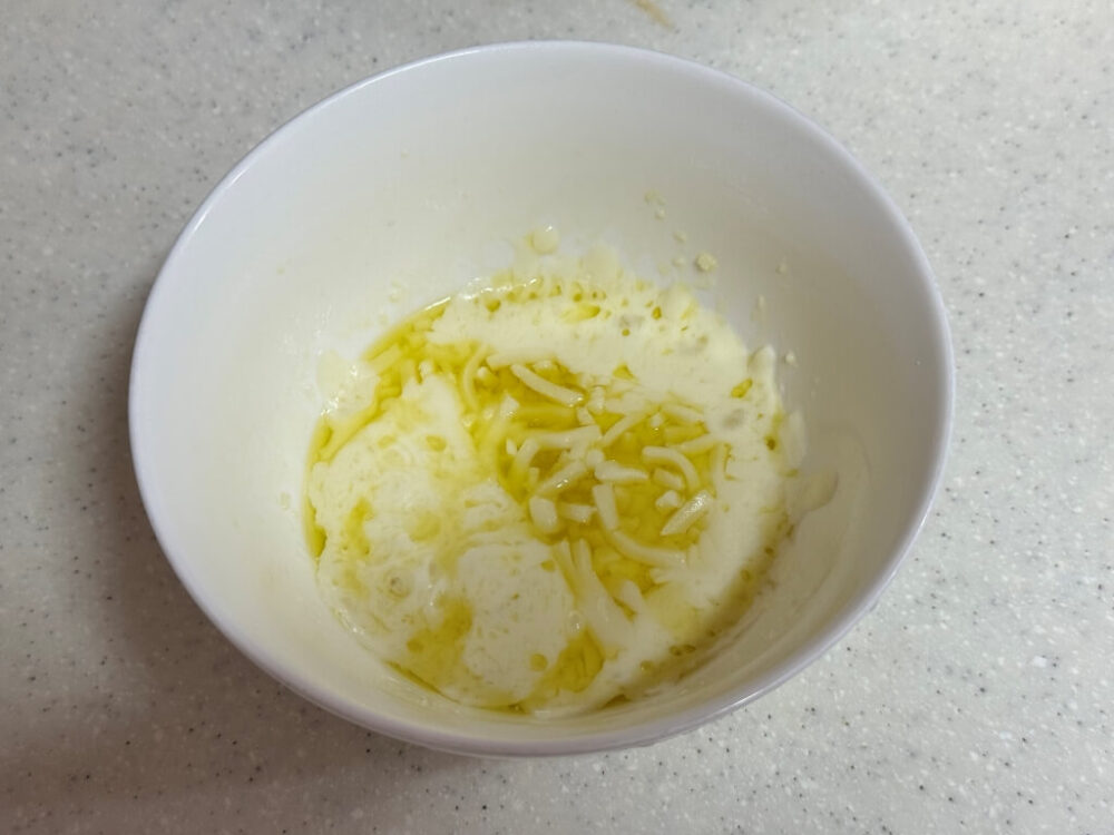 Queso medio fundido en un bol