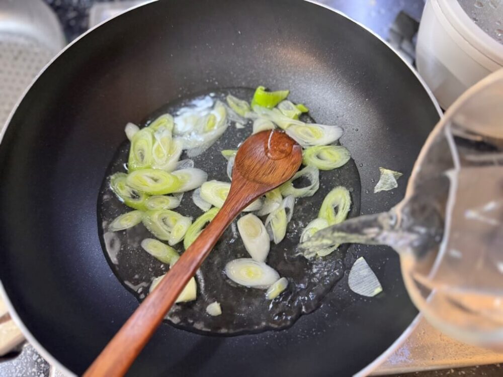 ネギ油に水を入れる様子