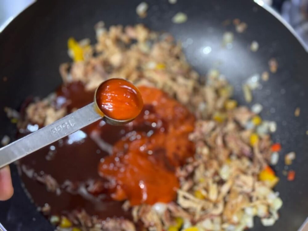 Sriracha を入れる様子