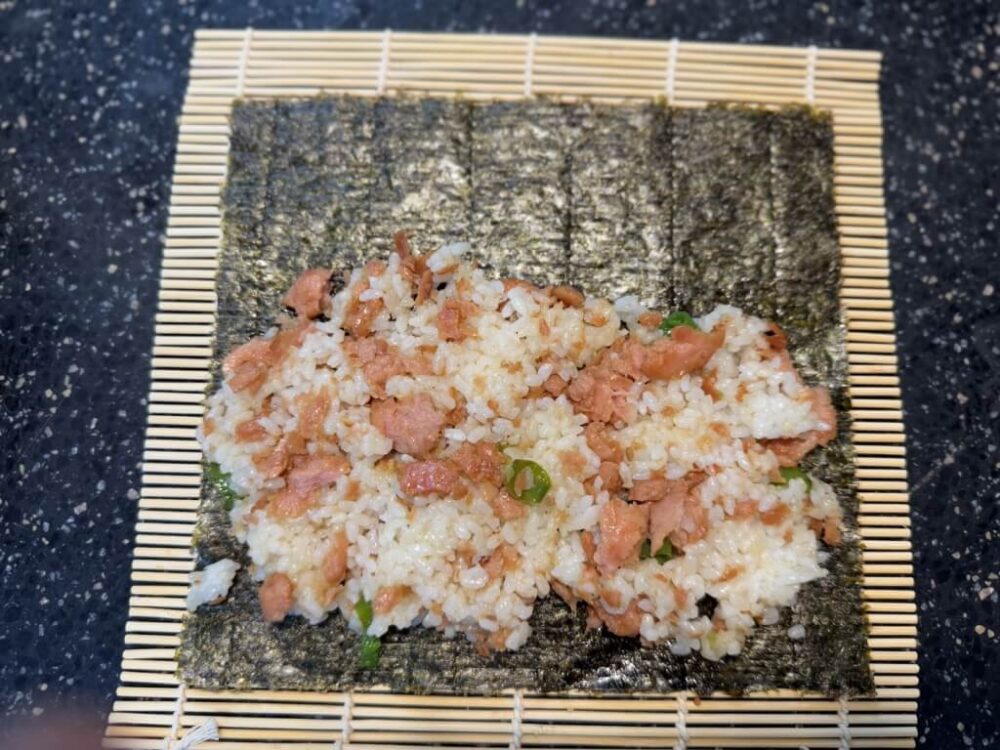 混ぜ合わせたスパムタンチョウご飯を海苔の上にのせた様子