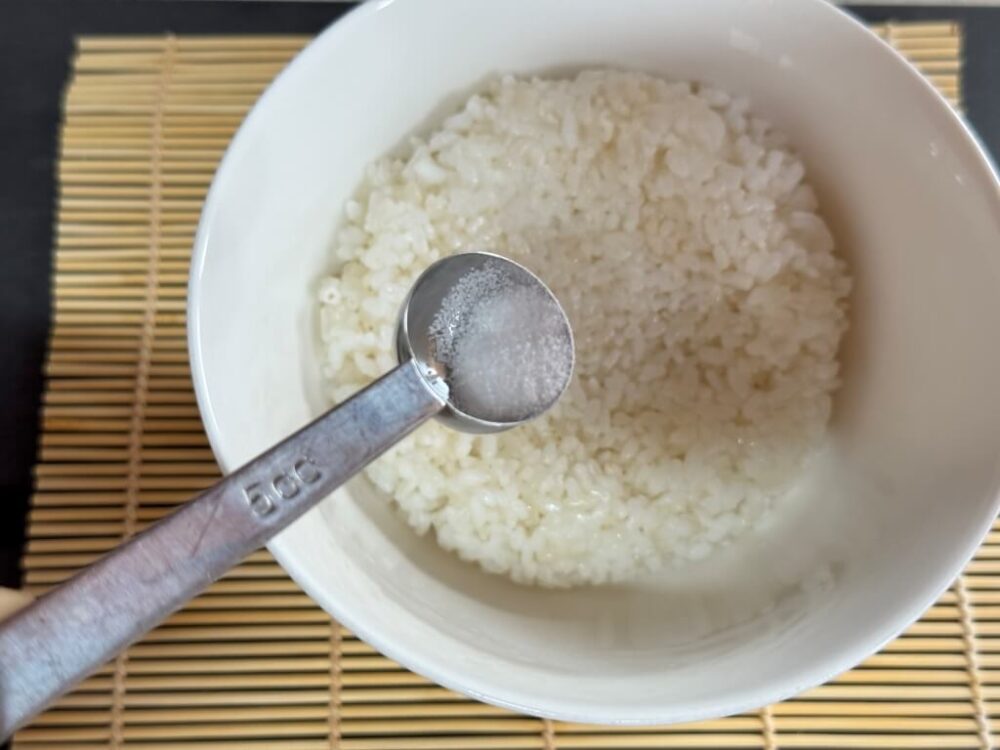 Añadir 1/3 t de sal aromatizante al arroz