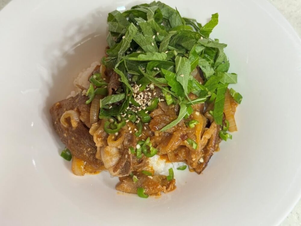大判サムギョプサルサムジャン丼のレシピを完成させた様子