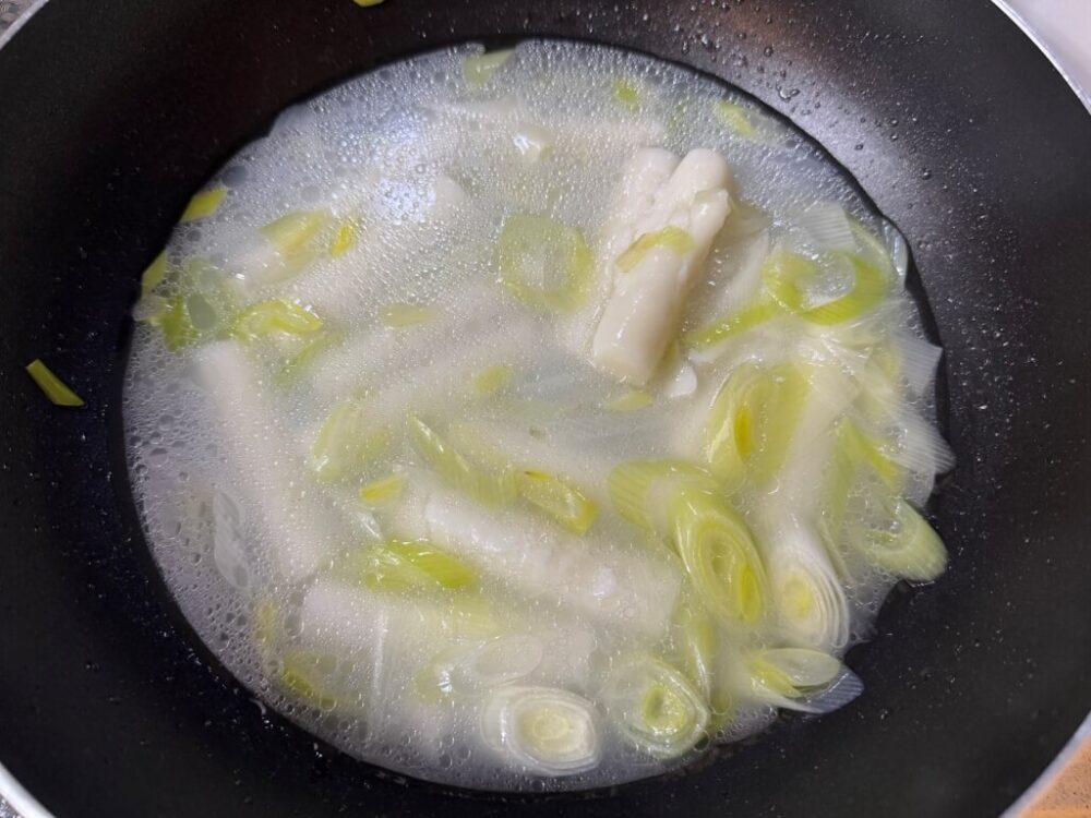 鍋に餅を入れた様子