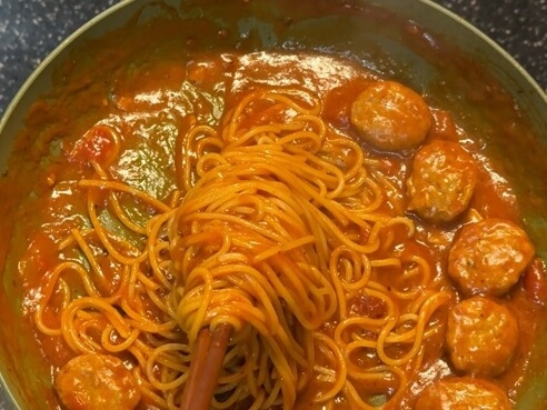箸でパスタの麺をくるくると回す様子