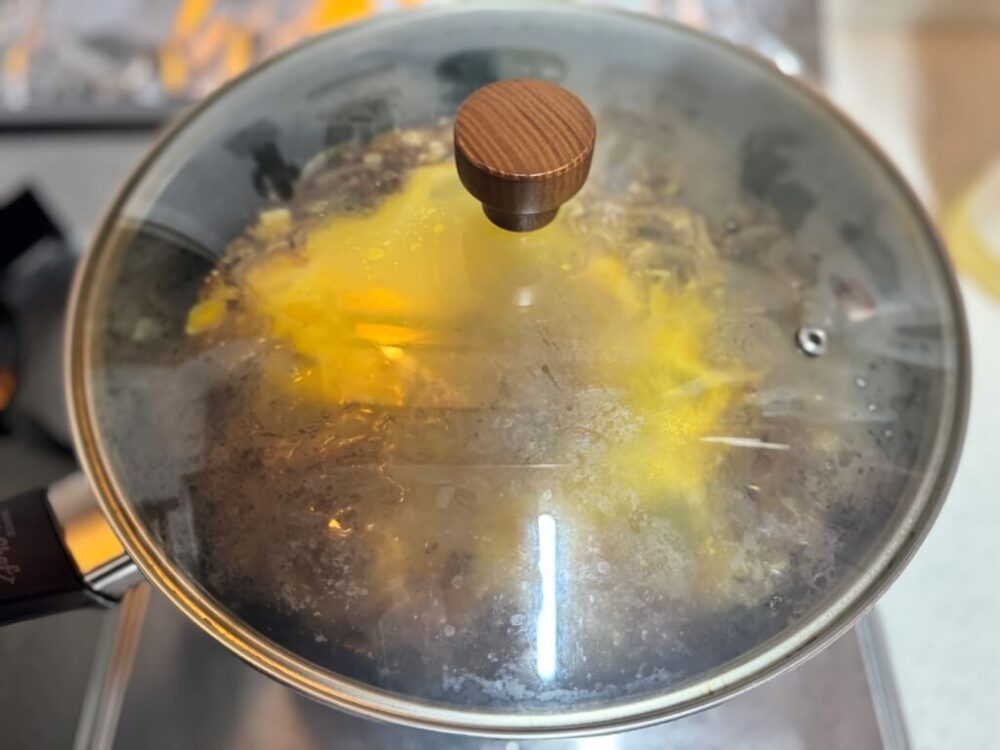 蓋を閉めて卵を焼く様子