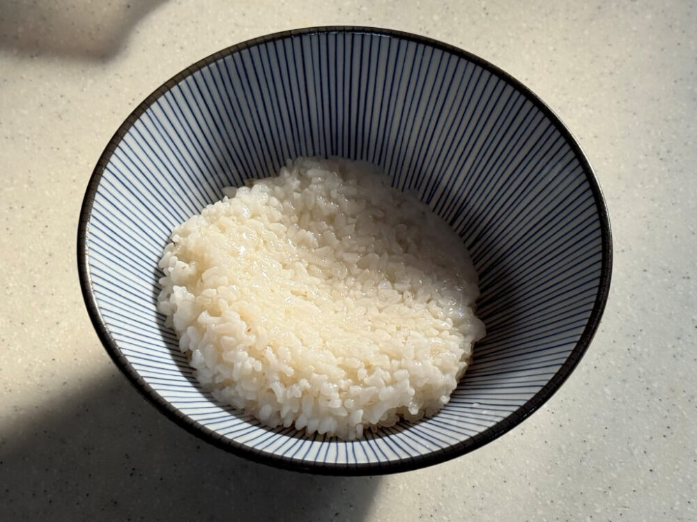ボウルにご飯を入れた様子