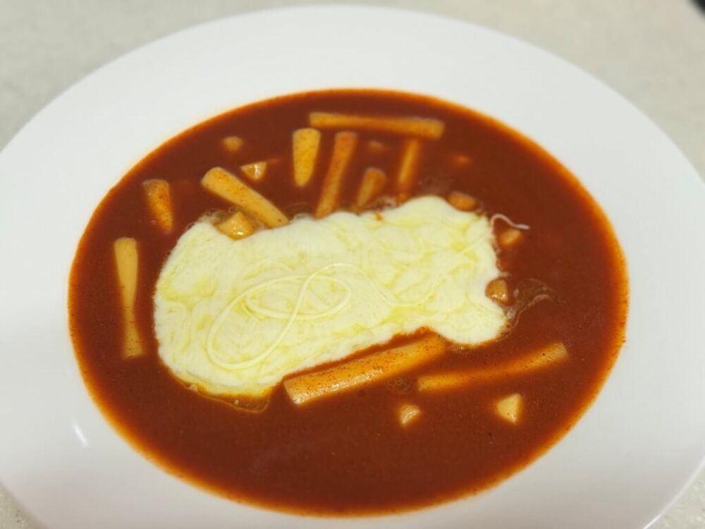 Queso fundido sobre el tteokbokki