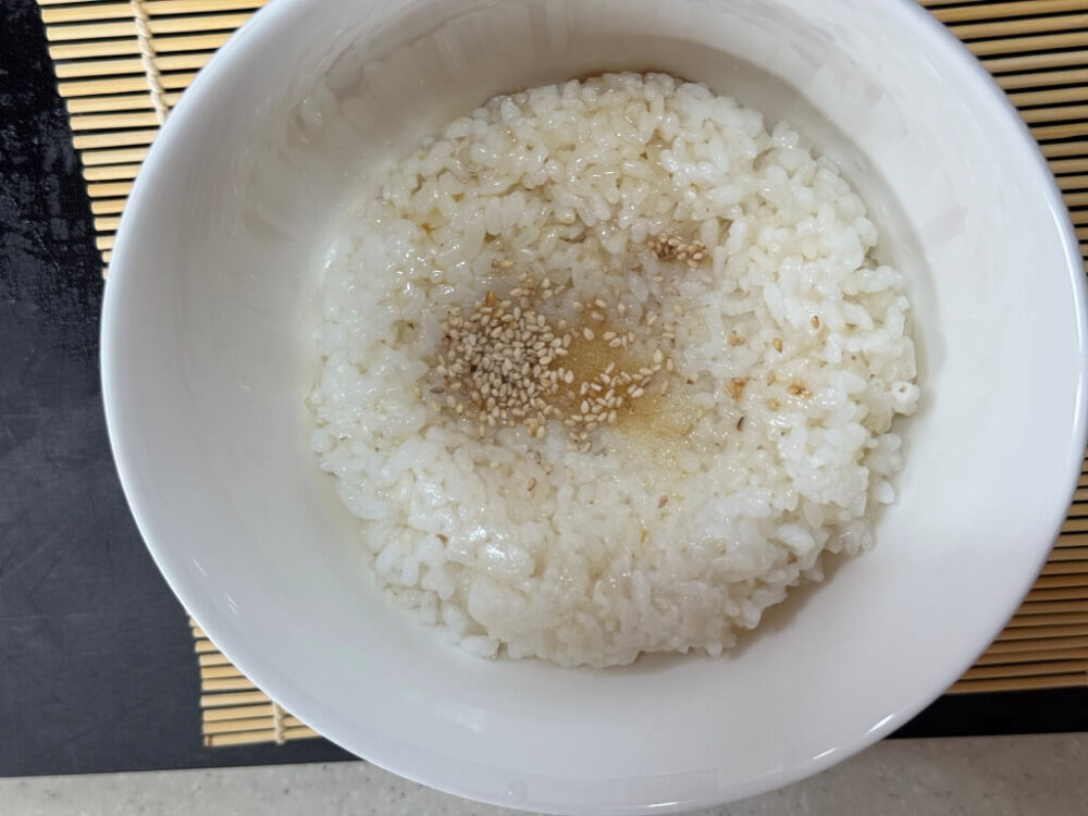 Aceite de sésamo y semillas de sésamo sobre el arroz