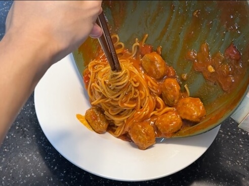 パスタを皿に注ぐ様子