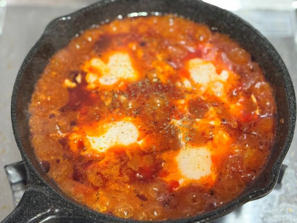 スパイシーなシャクシュカレシピの完成した様子