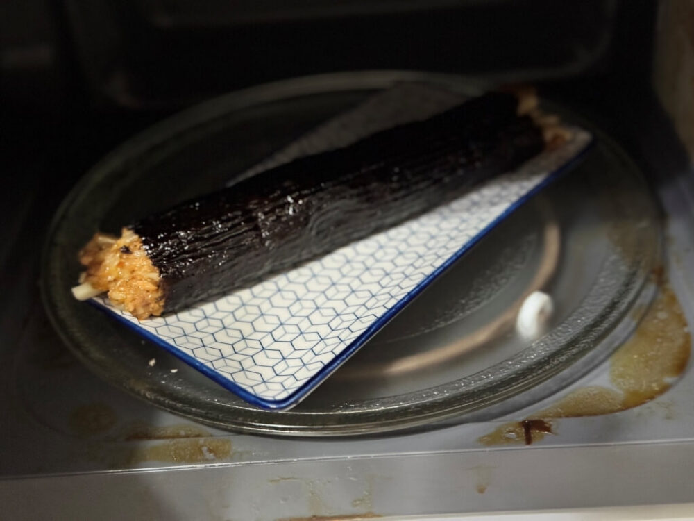 おにぎりを電子レンジに入れる様子