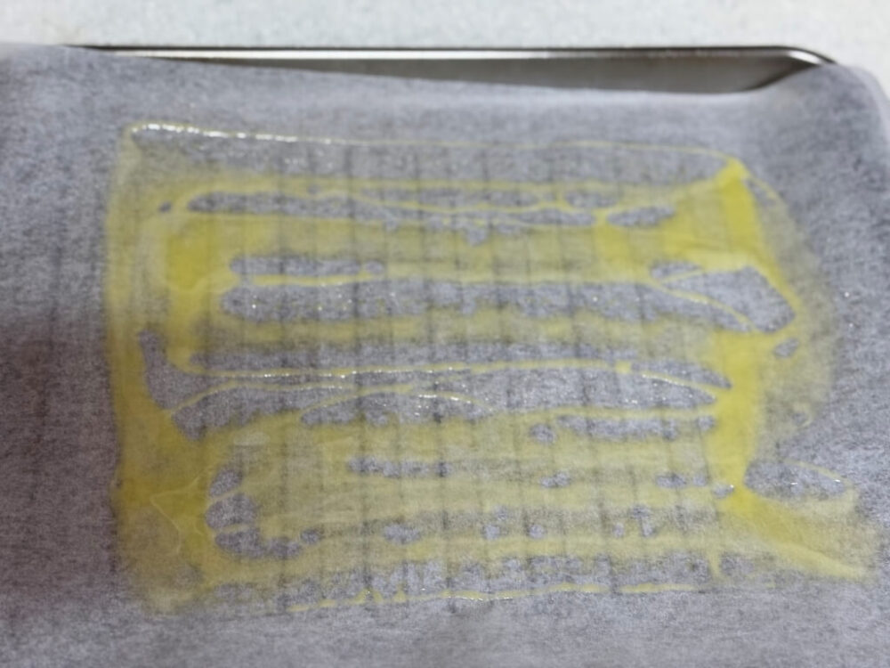 Una fina capa de aceite de oliva sobre papel de aluminio