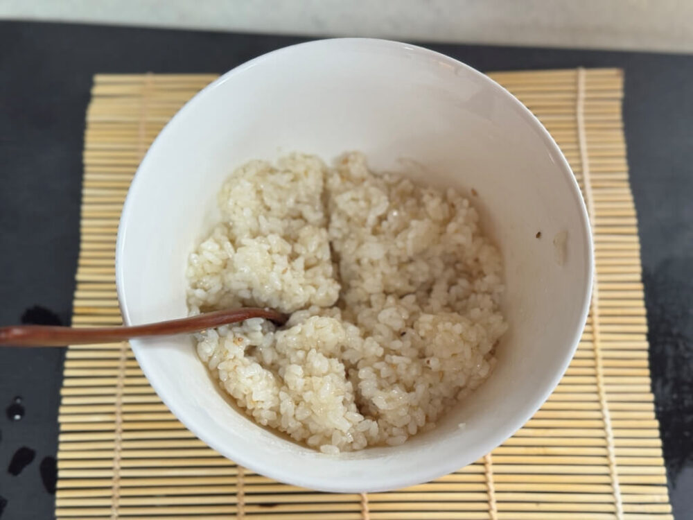 Se enjuaga bien el arroz y se corta en cuartos.