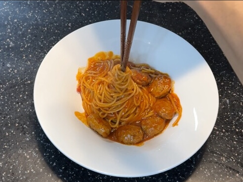 お皿の上でパスタの麺をくるくる回す様子