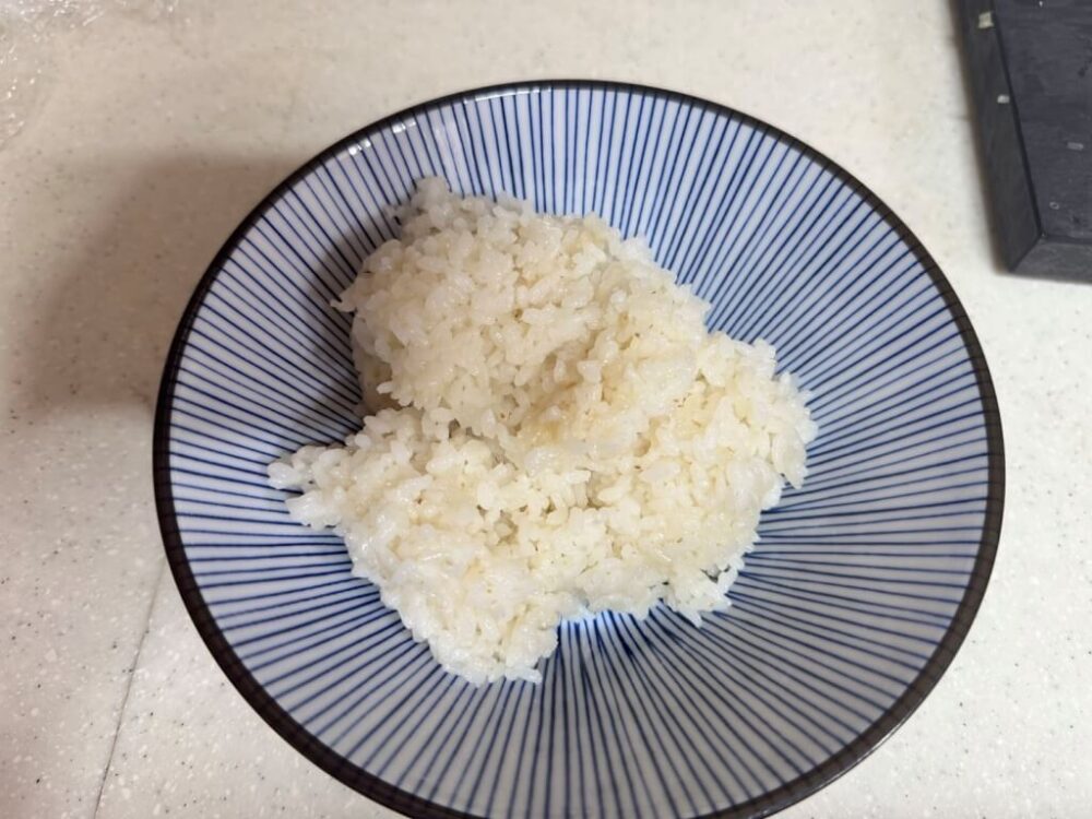 ボウルにご飯を入れた様子