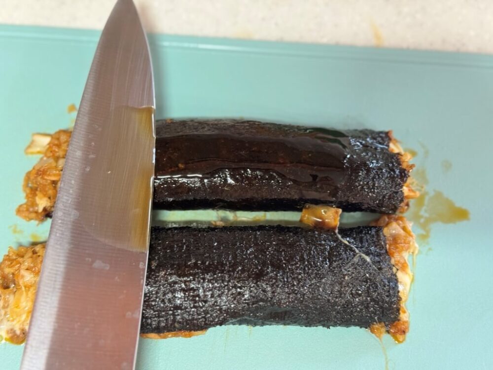 包丁の背中に食用油を塗って海苔に塗る様子