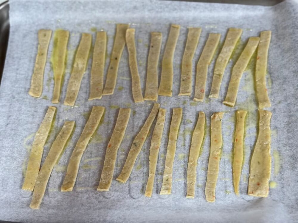 Corta los pasteles de pescado y colócalos sobre un trozo de papel de aluminio.