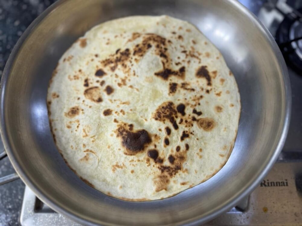 焼いたトルティーヤを裏返した様子