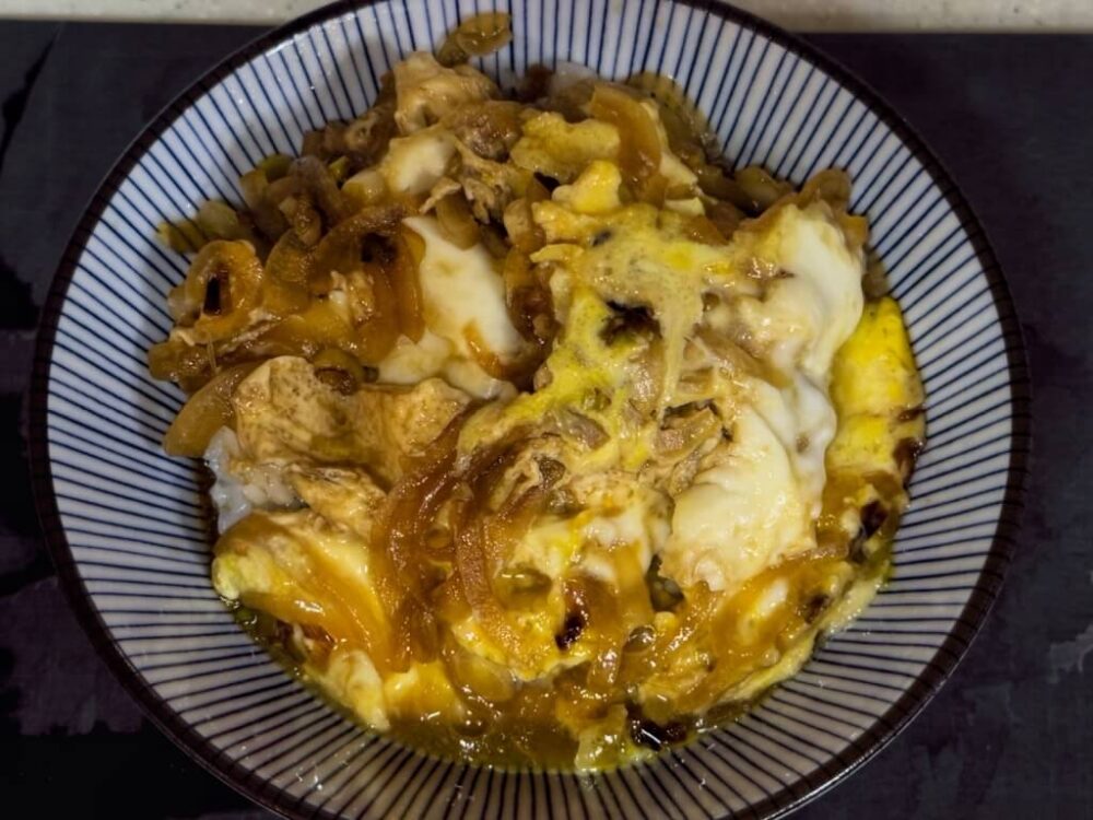 ご飯の上に作っておいた醤油の卵を流し込んだ様子