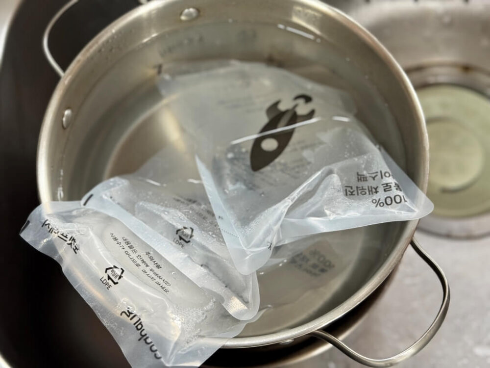 水とアイスパックを入れた鍋を綿布の上に置いた様子。