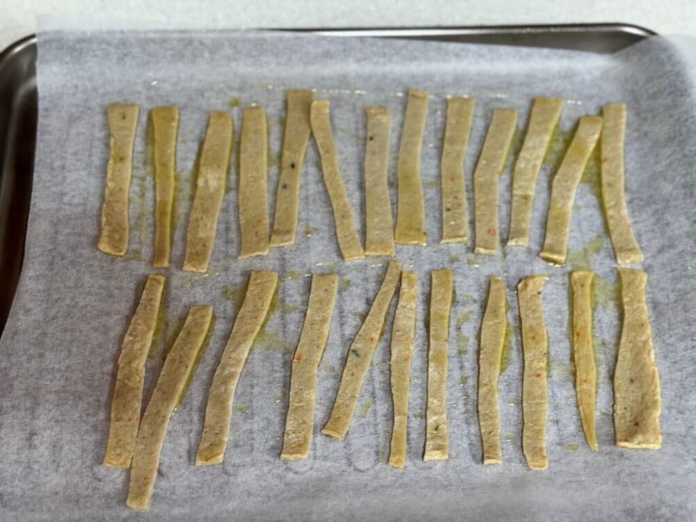 Aceite de oliva sobre los pasteles de pescado