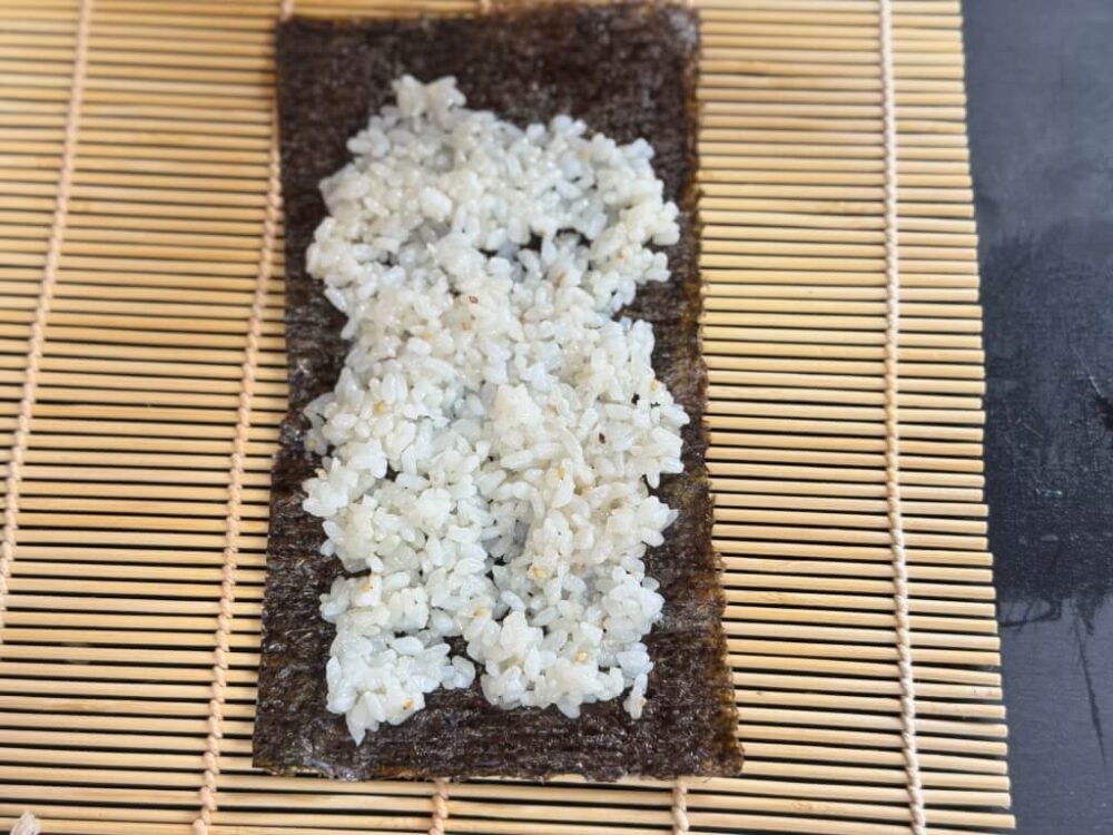 Kimbap Una fina capa de arroz extendida sobre alga nori