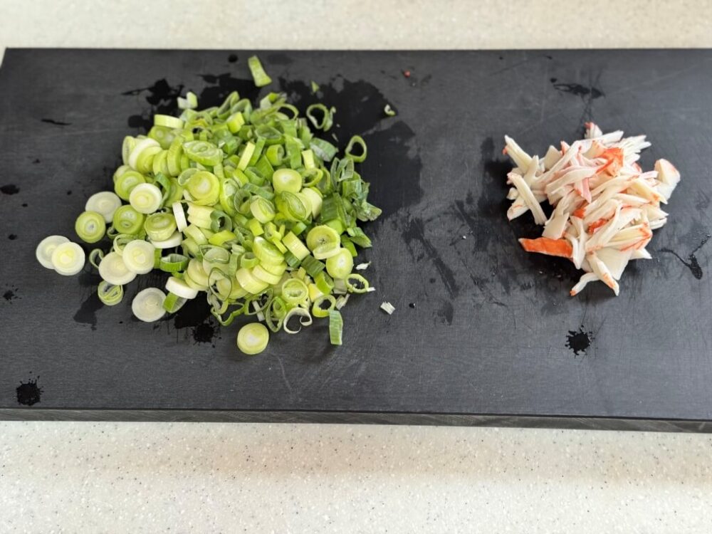 Puerros picados y crema fresca