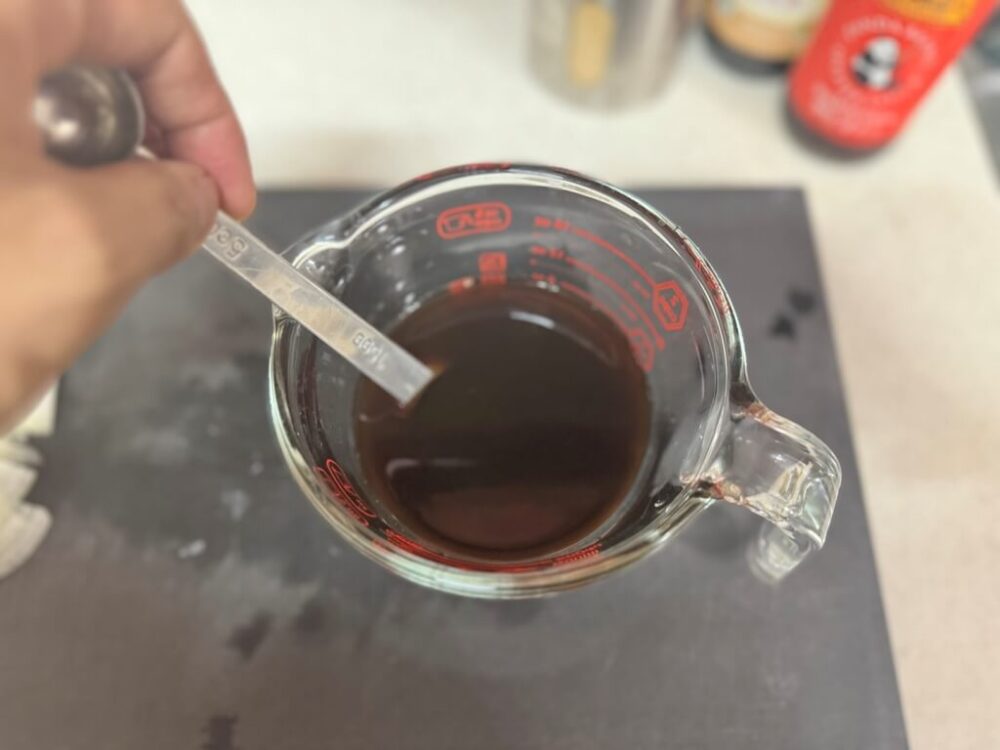 醤油ソースを完成させ、かき混ぜる様子