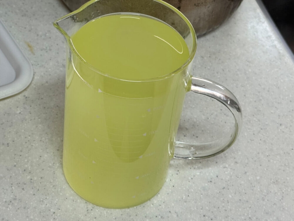 残ったホエイをカップに入れた様子
