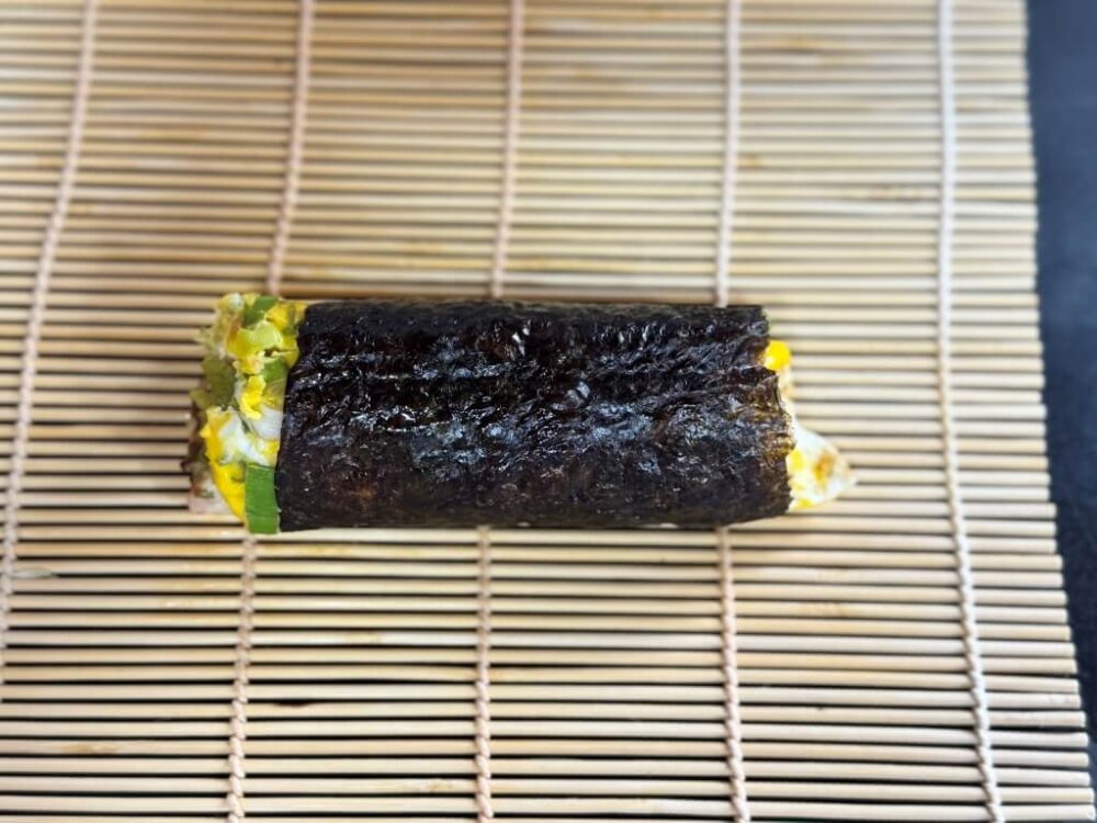 Qué aspecto tiene un kimbap firmemente enrollado