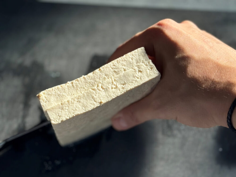 豆腐の側面を半分に切った様子